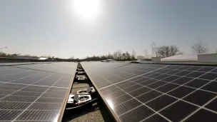 Photovoltaik liegt auf einem großen Dach aus
