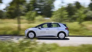 Seitenansicht eines Elektrofahrzeuges während der Fahrt