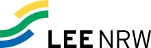 Logo des LEE NRW (Landesverband Erneuerbare Energien Nordrhein-Westfalen) mit drei geschwungenen Farbbändern in Gelb, Grün und Blau sowie dem Schriftzug „LEE NRW“ .