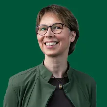 Ein Bild der Landtagsabgeordneten Dorothea Frederking vor einem einfarbigen Hintergrund